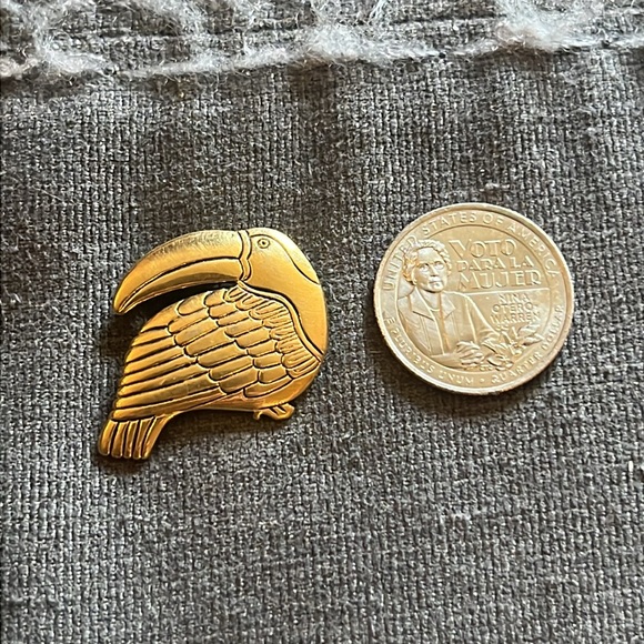 Signed LAUREL BURCH Goldtone Polished TUCAN Shape Pin Brooch - Picture 8 of 8